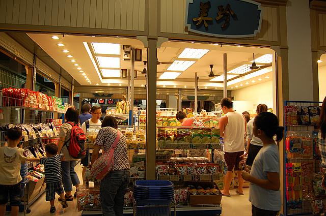 タイのお菓子は旅行者に人気で混みあっていました