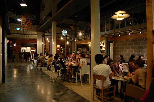 ショップが入ってる倉庫内にも食事ができる小さなお店もあります