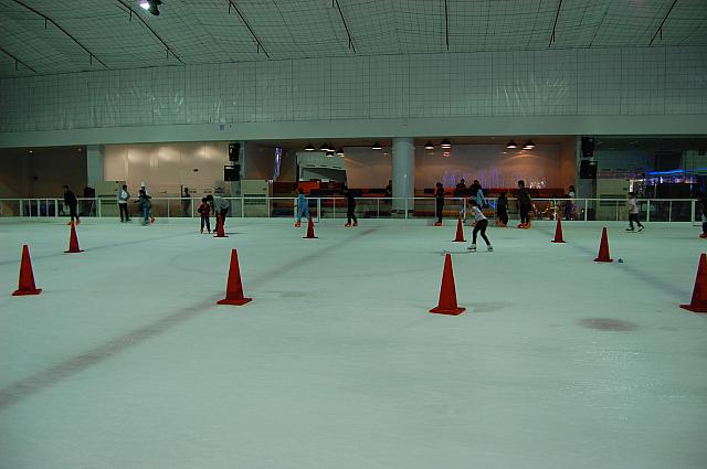小さな子どもも上手に滑っています