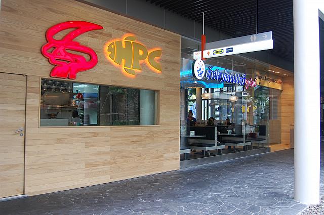 タイ料理以外にも色々なジャンルのお店があります