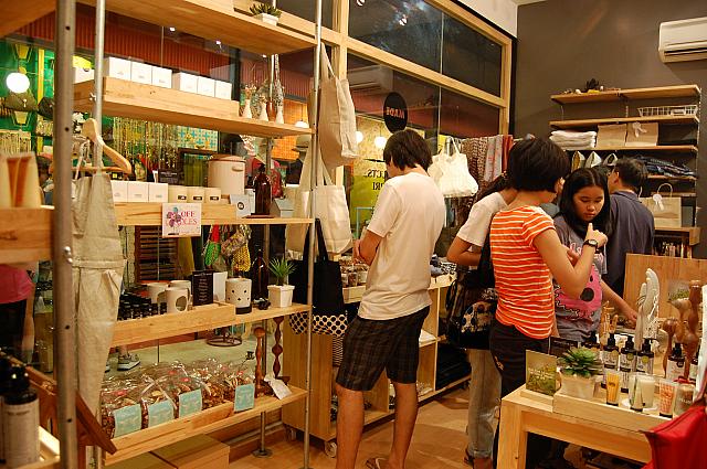 いつも多くのお客さんで賑わう店内ですが、外国人旅行者がとても多いです。