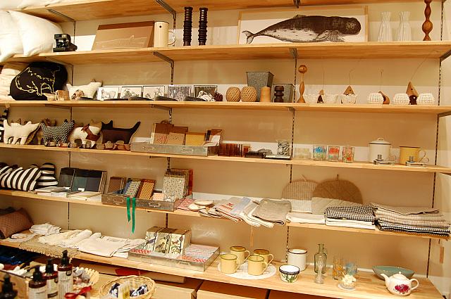 スキンケアの棚の反対側にはデザイナー仲間による作品がおしゃれに並んでいます