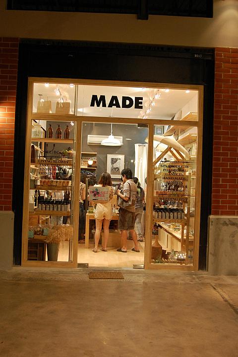 小さなお店ですが近くへいくと、すぐに気付く存在感があります。