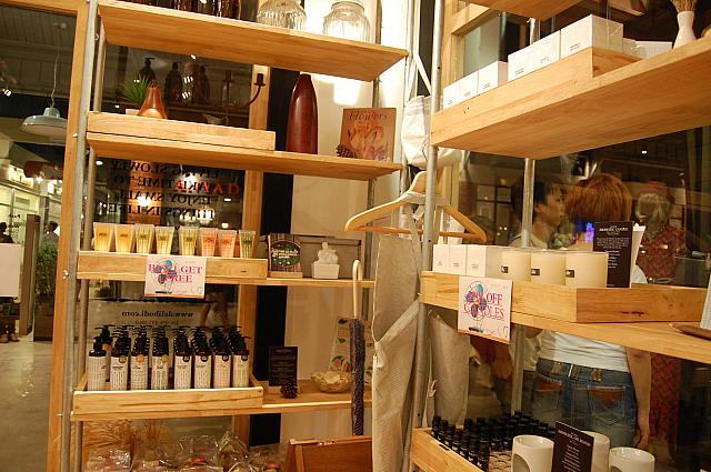 ショップの30%位はスキンケア用品が並びます