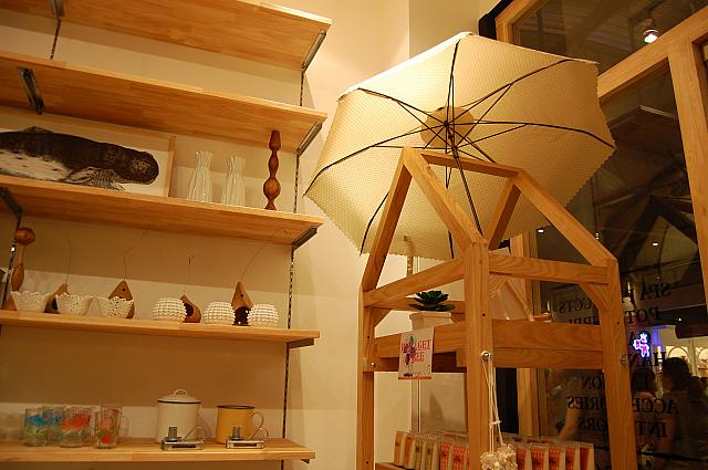 クリーム色の傘は雨期のバンコクでは即戦力？