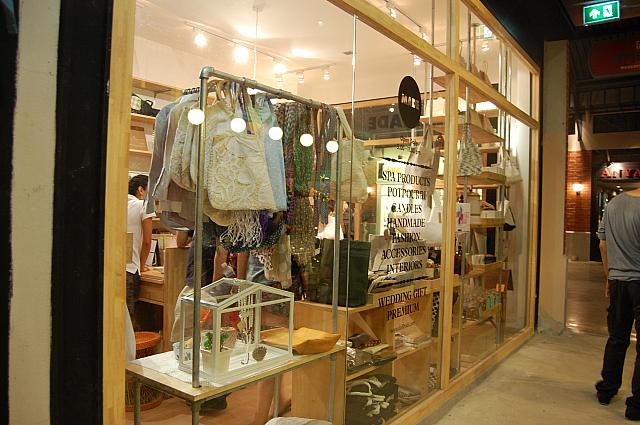 外からみても店内の賑わいを見ることができます