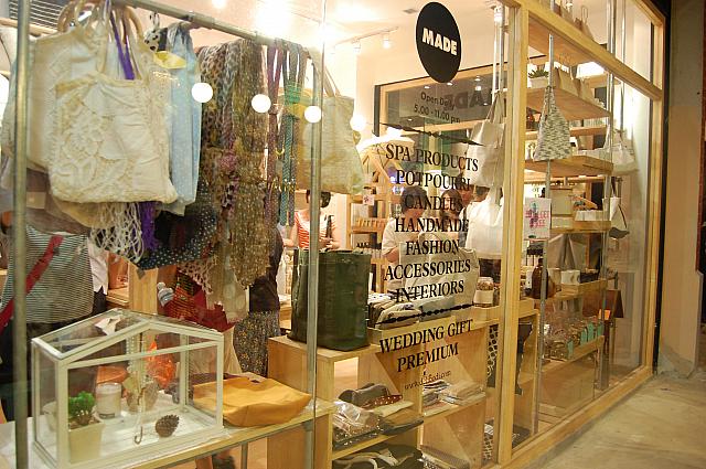ガラス張りのショップはオシャレ感が外まで溢れています