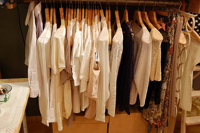 女性に喜ばれる洋服もいろいろあります