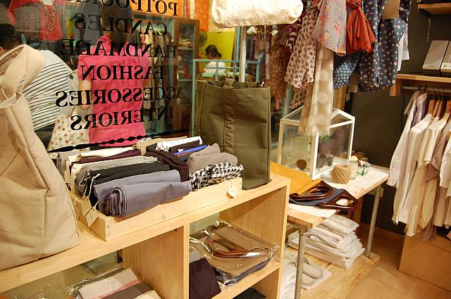 外から見えているのは洋服や鞄などのアイテムです