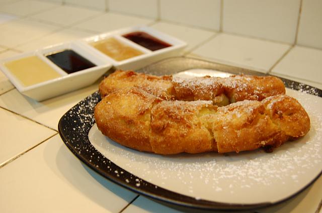 フライドバナナはそのままでも美味しいですが、トッピングをつけて食べるとさらにおいしいです。