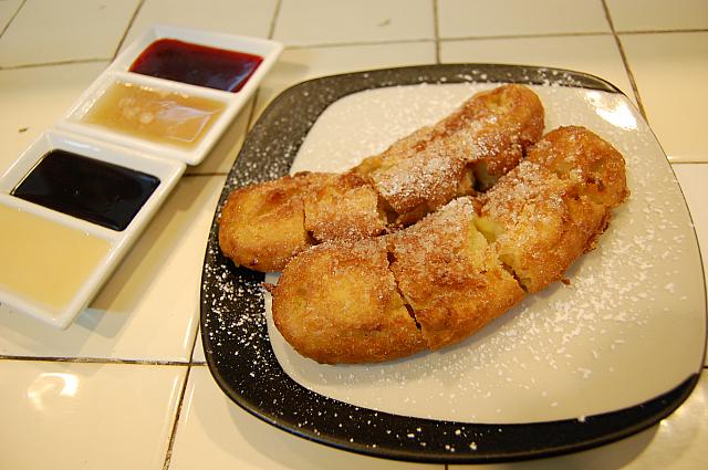 バナナを一本まるごと使った「フライド バナナ」