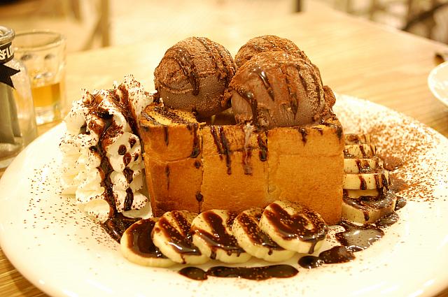 アイスもクリームもバナナもたっぷりです♪