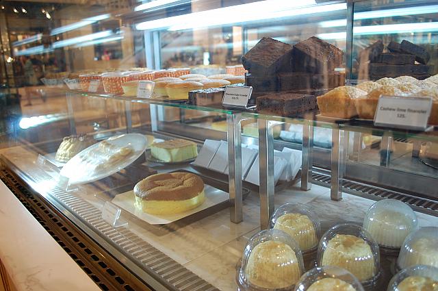 ショーケースの中のスイーツはテイクアウトも出来ます