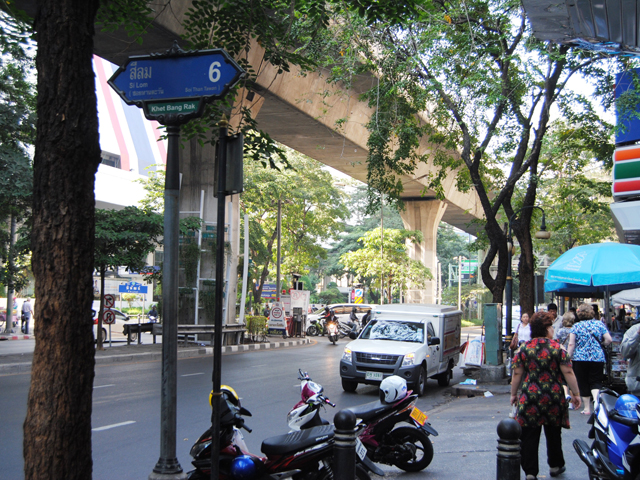 更に50m進むとSilom Soi6という小道があるのでここを右折