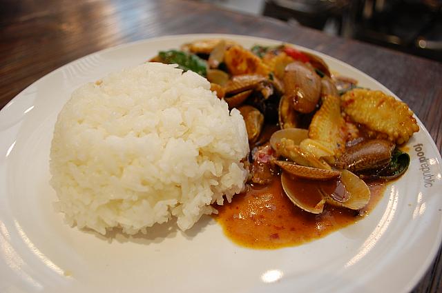 味付けが濃い目なのでご飯がすすみます
