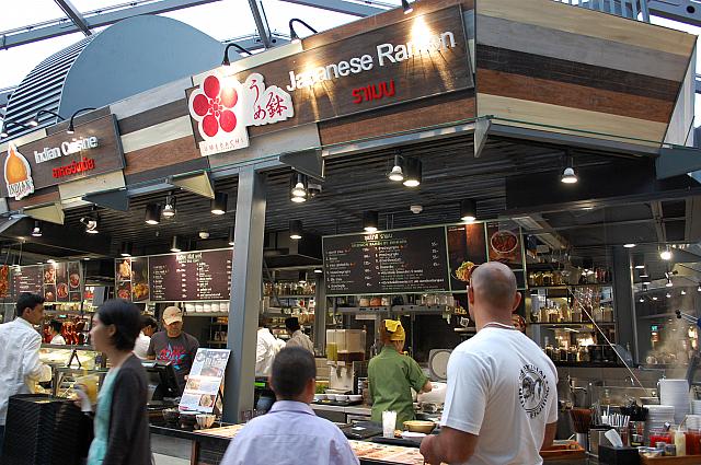 タイ人をはじめ、日本人以外の外国人も興味津々の日本食。