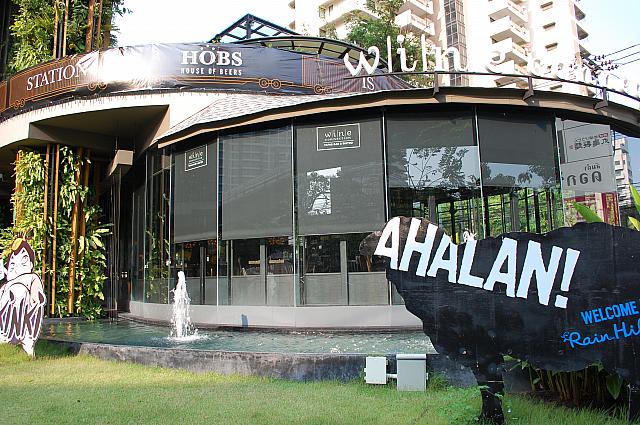 １階はオープンテラスの飲食店などがありとてもオシャレです