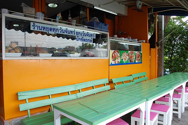 店内がいっぱいの際は屋外にも席があります
