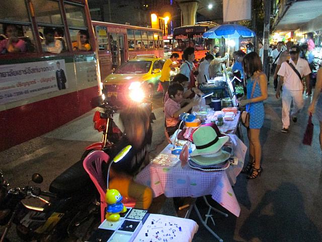 夜は露天のお店でにぎわいます