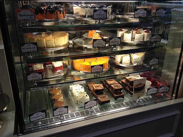 ショーケースに並んだたくさんのケーキ達　どれも美味しそうです