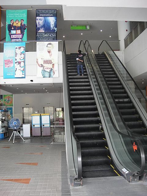 エスカレーターを上がって２階にあります