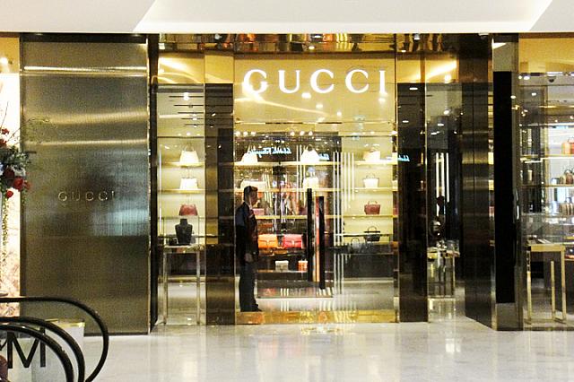 GUCCIのお店があります