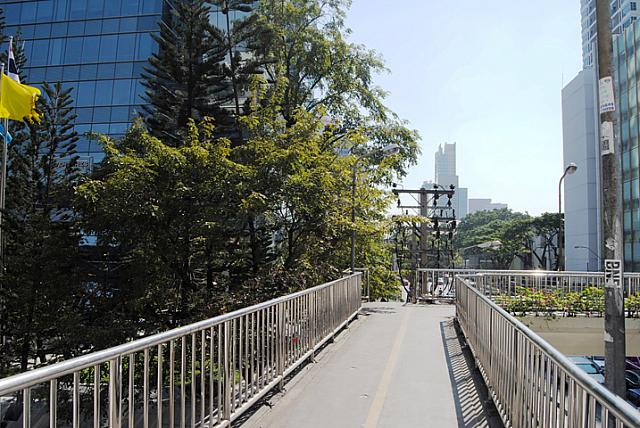歩道橋を左方向へ