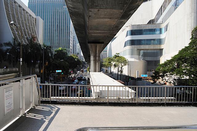 スカイウォークの突き当たりは歩道橋に繋がっています