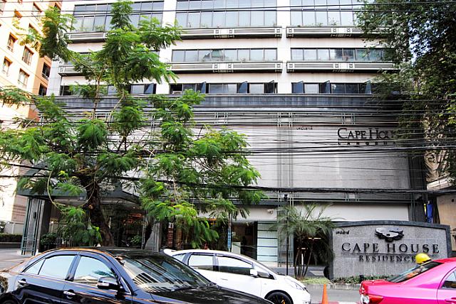 店舗正面にある「CAPE HOUSE」
