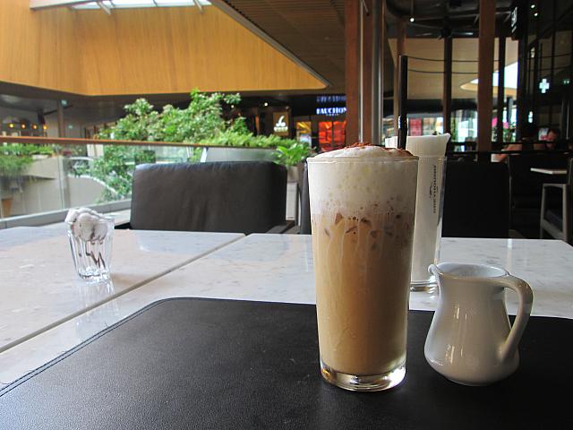 落ち着くGREYHOUND CAFEのテラス