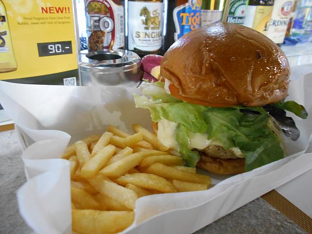 ポークチーズバーガー　108バーツ