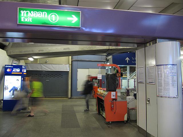 BTSサラデーン駅１番出口からシーロム通りに下ります