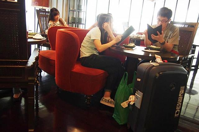 スーツケースを引きずった旅行者も多いです。有名店ですからね。