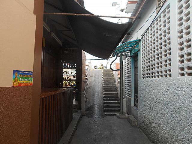 この細道に入って