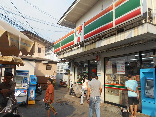 ソイの突き当たりにセブンイレブンがあります