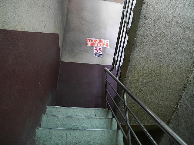 階段を登って56階へ