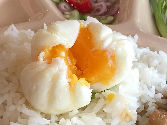 割ってみると、中は半熟（よりちょっと固め）