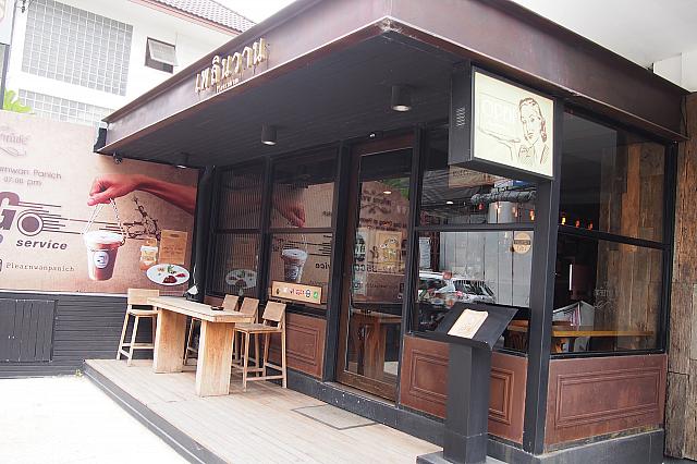 お店は、右側に見えてきます。