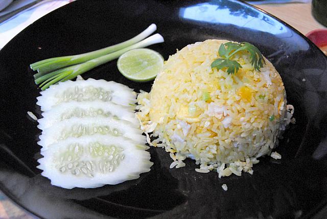見た目も美しいタイ風チャーハン　薄めの味付けです