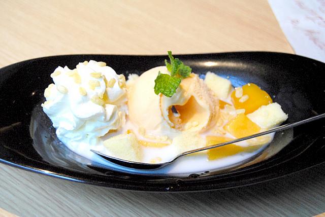 アイスクリームやホイップクリームの下にもマンゴーがごろごろ入っています