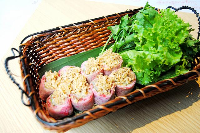 赤い春巻は初めてみました　トマトが練りこまれています