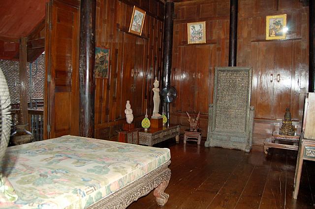お客様用の寝室　仕事部屋の隣でした