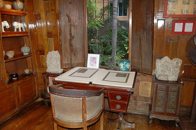 ジムトンプソン氏の仕事部屋にあるデスク