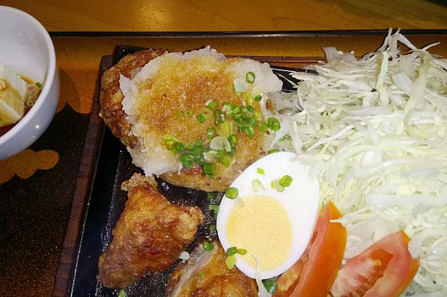 鶏のハンバーグですが、しっとりしていてヘルシー