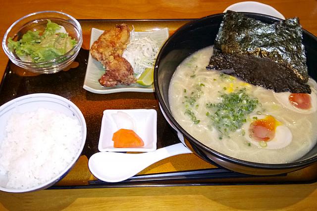 ラーメン　竜田揚げ2個　半ライス