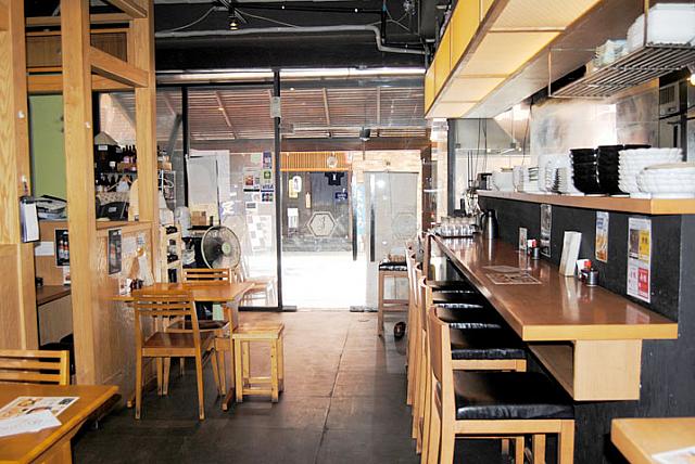 お店に入って左はカウンター席が並びます
