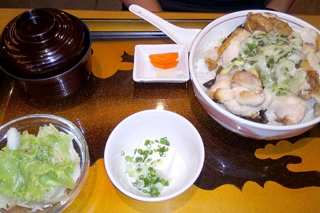 カリッと焼いた鶏に塩ダレ　鶏好きな人は是非！