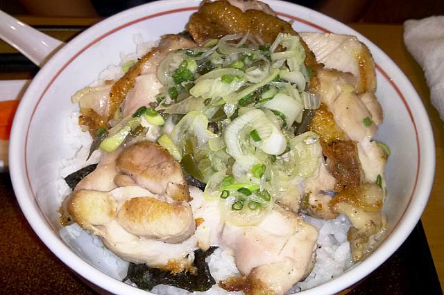 蓮華でたっぷり口に頬張っちゃいます