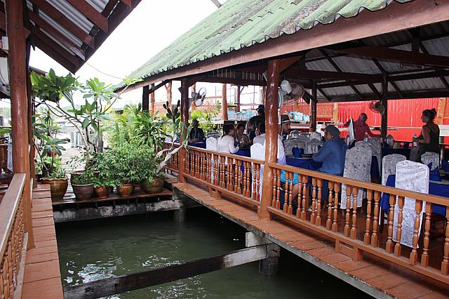 海上レストランでランチ