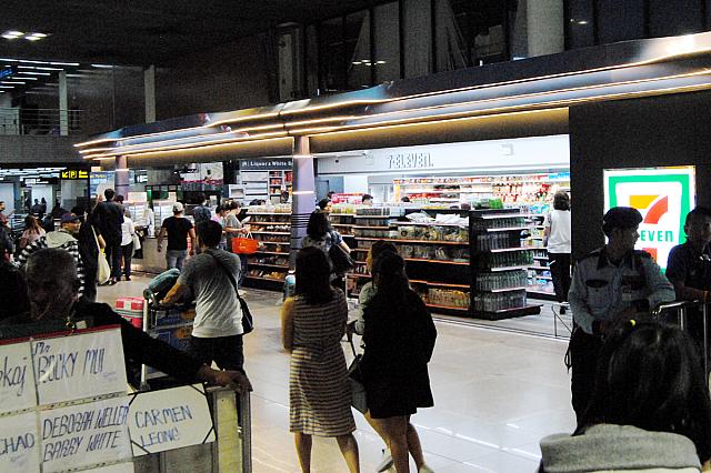 コンビニへ行かれる方は2番出口方向へ